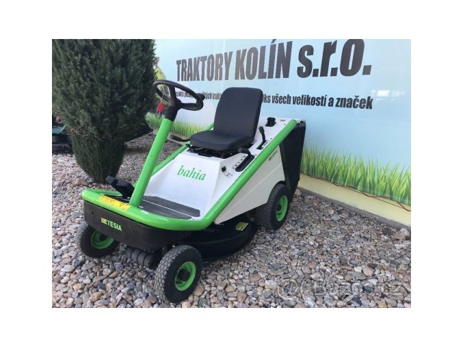 zahradní traktor rider etesia bahia zeleno-bílé barvy u plachty traktory kolín