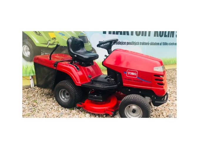 zahradní traktor toro dh 220 červené barvy před plachtou traktory kolín