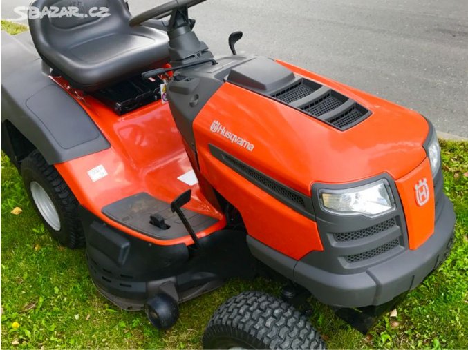 zahradní traktor husqvarna cth 190 oranžové barvy na trávě u silnice