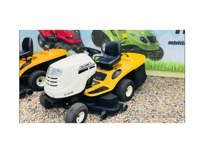 zahradní traktor cub cadet žluto-bílé barvy u plachty traktory kolín