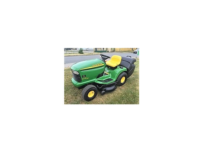 zahradní traktor john deere ltr 180 na posekaném trávníku u silnice