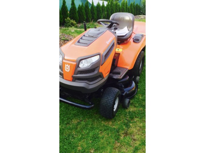 zahradní traktor husqvarna tc 139t oranžové barvy na zahradě