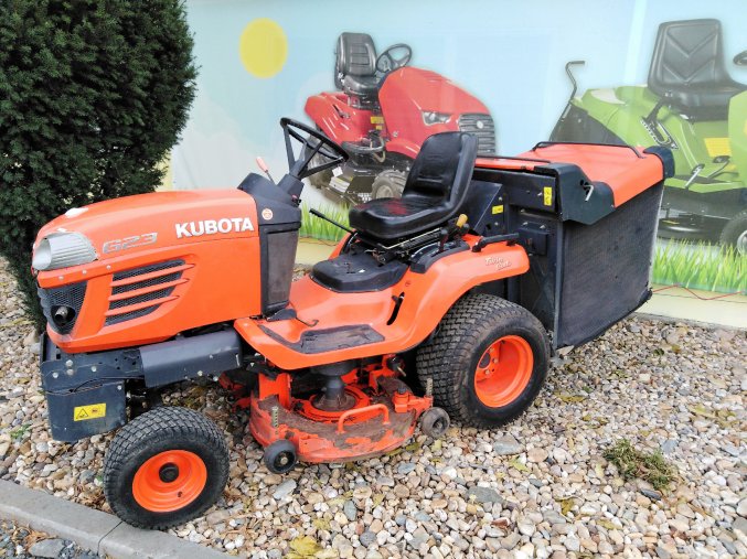 profi zahradní traktor kubota G23 oranžové barvy u plachty traktory kolín