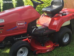 zahradní traktor toro dh 220 červené barvy na zahrádce