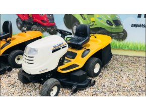 zahradní traktor cub cadet žluto-bílé barvy u plachty traktory kolín