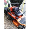 profi zahradní traktor kubota gzd 15 oranžové barvy s předním sečením před plachtou
