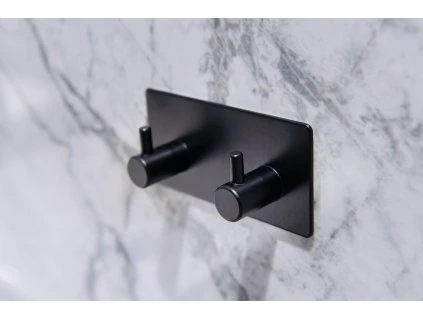 vesak na stenu na nalepeni 3m kov cerna barva