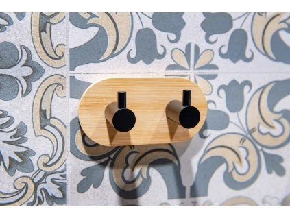 vesak na stenu na nalepeni 3m kov cerna barva bambus