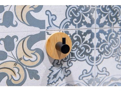 vesak na stenu na nalepeni 3m kov cerna barva bambus