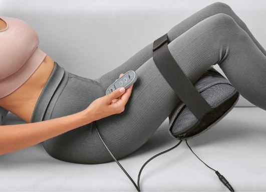 Hřejivý masážní polštářek skvěle rozvolní spodní část zad