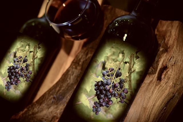 Regál na víno může být kvalitní dekorací do bytu na celé generace