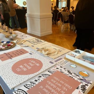 Včera jsem byla součástí krásného galavečeru @projekt_bezretuse 🩷 Poprvé jsem ukázala šperky, které po večerech tvořím....