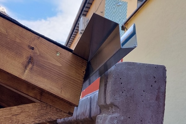 Žlab na dřevěném zahradním domku