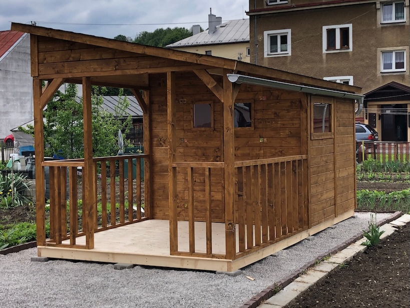 Dřevěný zahradní domek s terasou