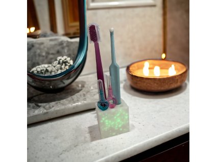 Svítící stojánek na na mezizubní kartáčky a na zubní kartáček.