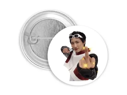 ateez seonghwa flipping off meme odznak