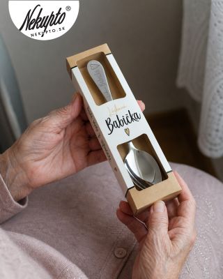 🥄 Malá pozornosť pre babičku, ktorá rozdáva láskavosť každý deň. Nerezová lyžička s venovaním „Láskavá babička“ jej...
