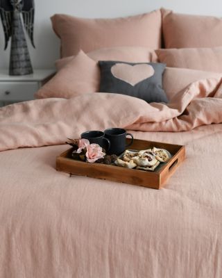 Jemná pudrová růžová lněná souprava, která vaší ložnici dodá klid, lehkost a nádech elegance. Je přesně taková, aby se vám...