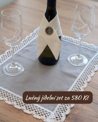 Lněné prostírání ve světle šedé s jemnou krajkou v kombinaci s bílou šálou na lahev nebo vázu je přesně ten detail, který...
