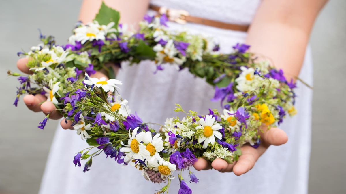 Svatojánská noc: Kouzelný večer plný tradic, magie a radosti.