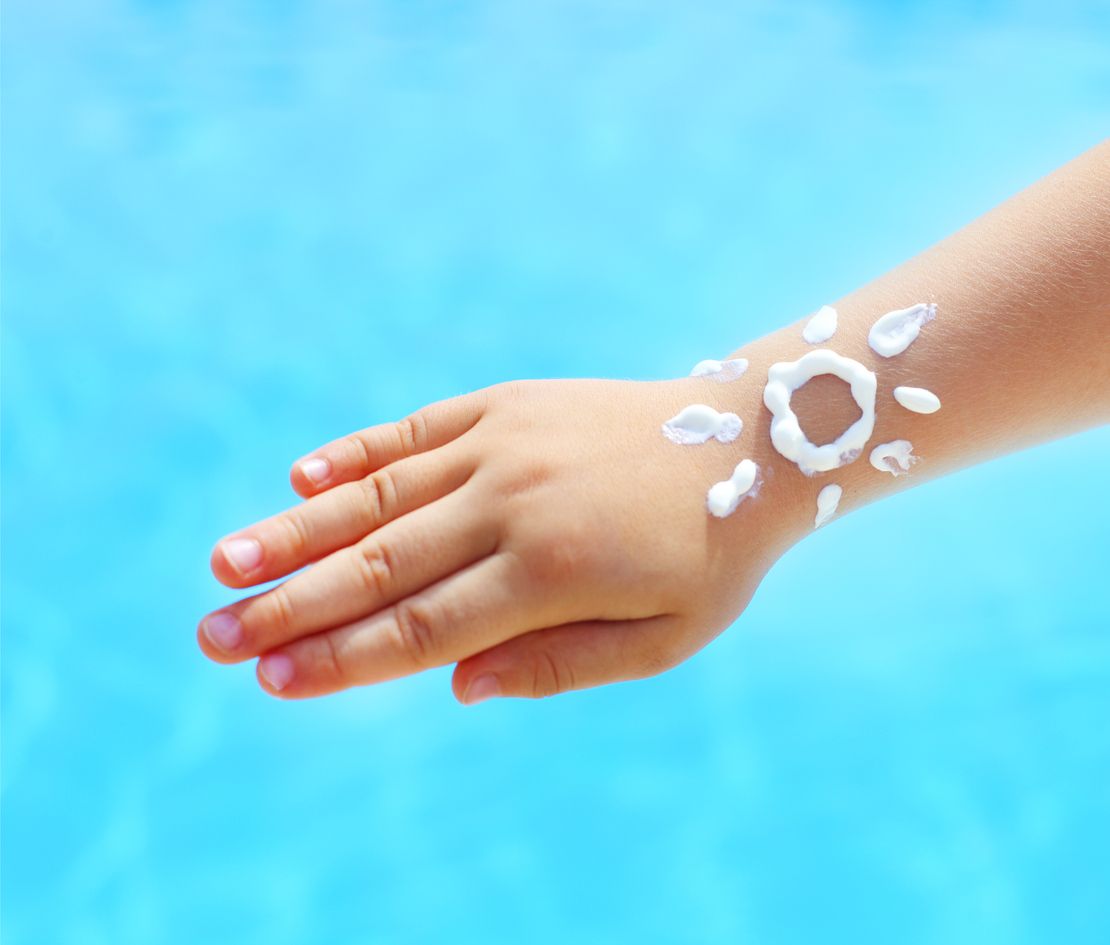 Horké letní dny se blíží, jak chránit dětskou pokožku?