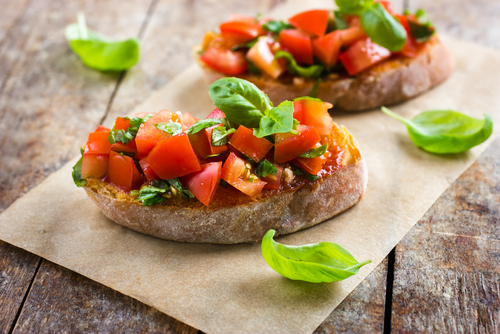 Bruschetta a těstoviny s cherry rajčátky