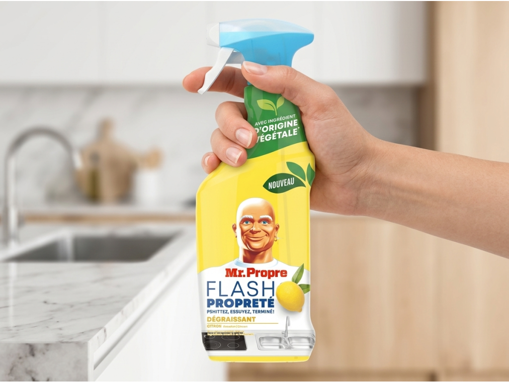 Mr. Proper odmašťovací čisticí sprej Flash Propreté Citron 500 ml v ruce