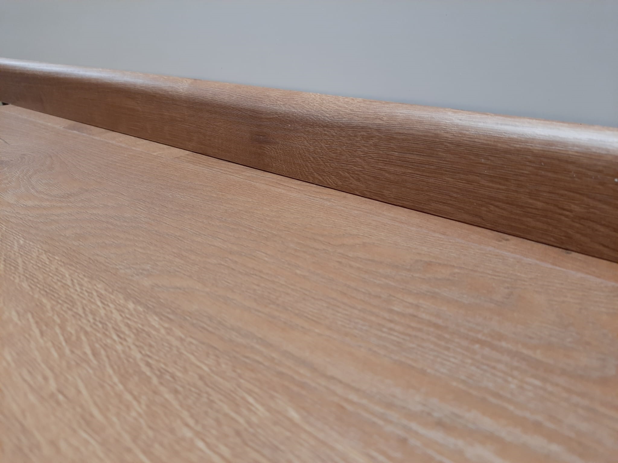 Podlahové lišty a schodiště v dekoru podlahy.