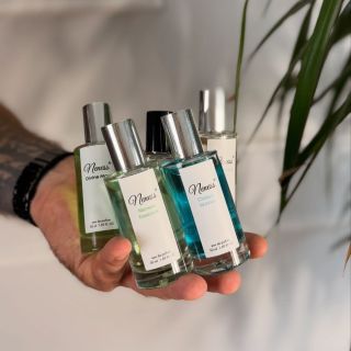 Je libo vůně pro pány? 🖤 Ať už preferujete svěží, dřevité nebo kořeněné tóny, v nabídce pánských parfémů Neness 50 ml si...