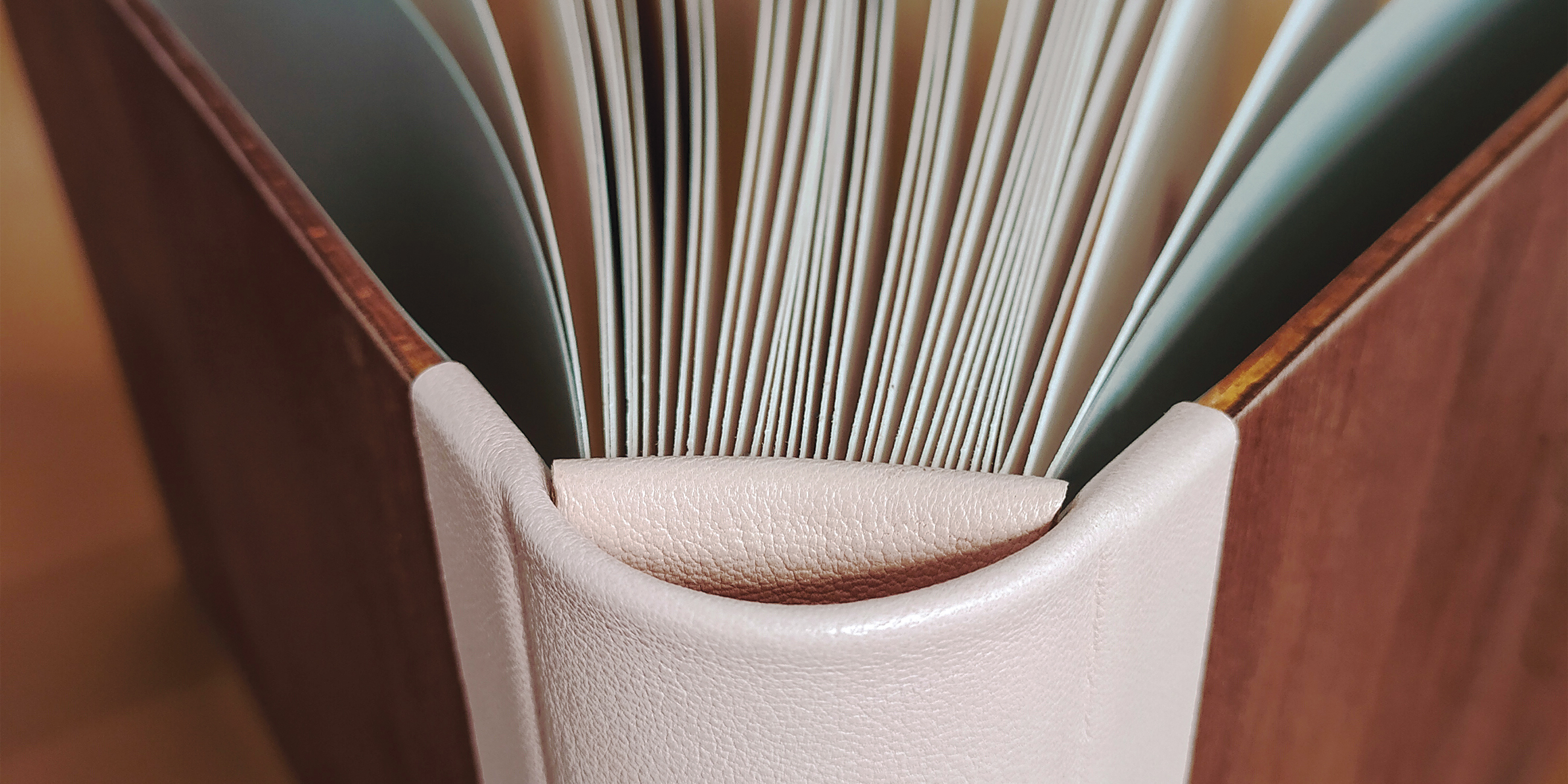 řemeslně a ručně šitá fotoalba s dřevěnými deskami a koženým hřbetem