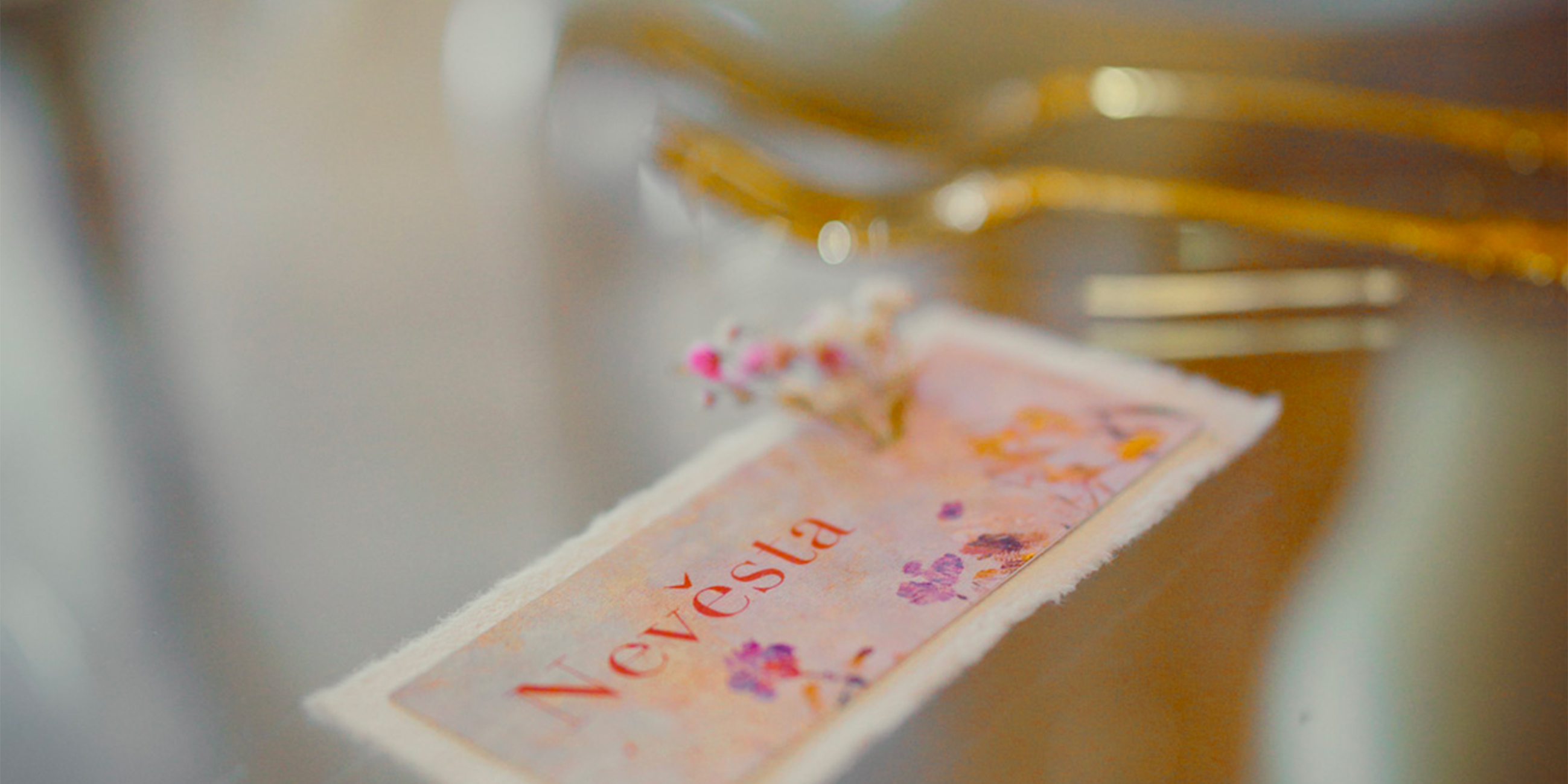 Netradiční svatební jmenovka z ručního papíru