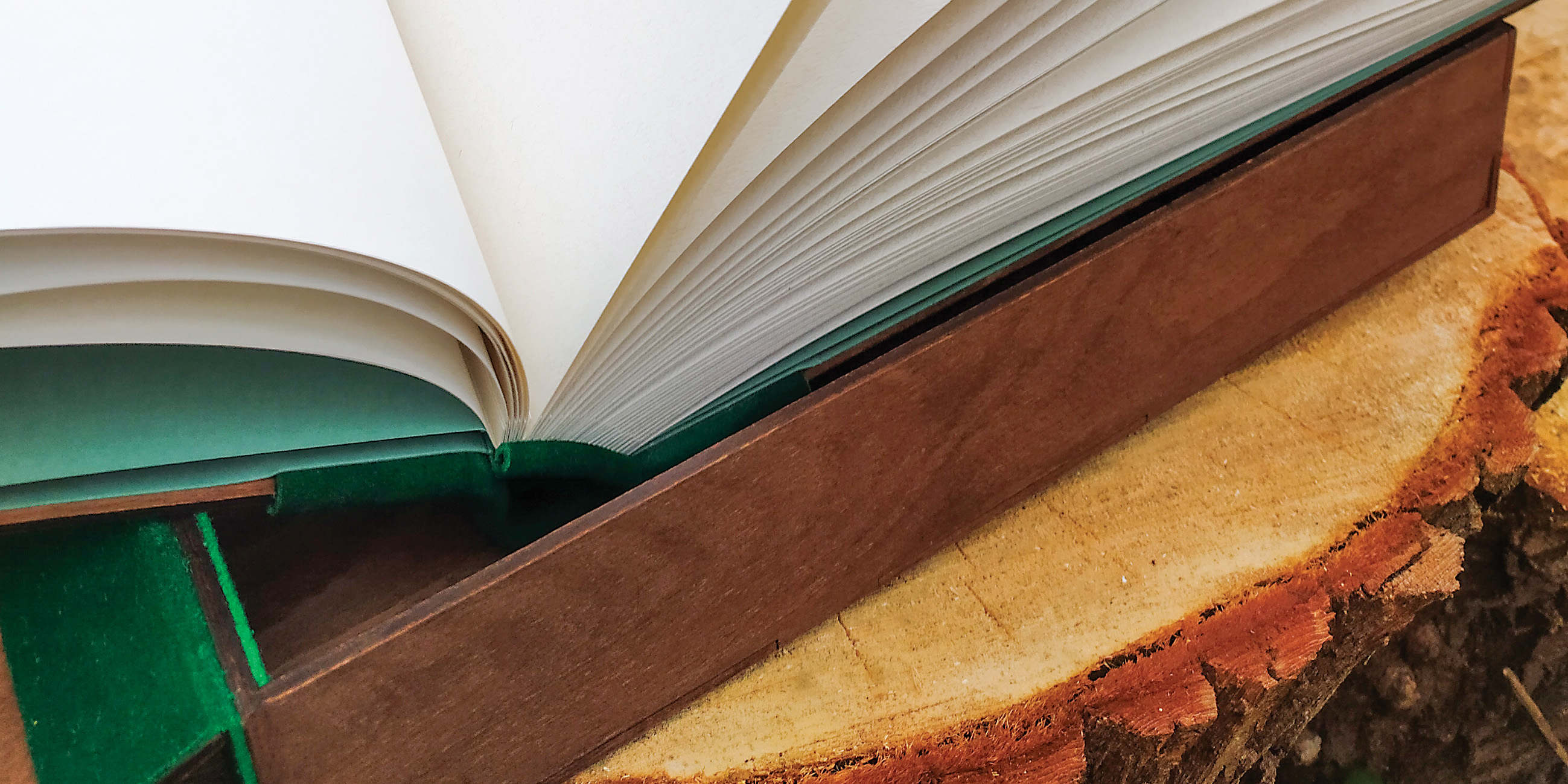 Fotoalbum s dřevěnými deskami, koženým hřbetem a dárkovou krabičku