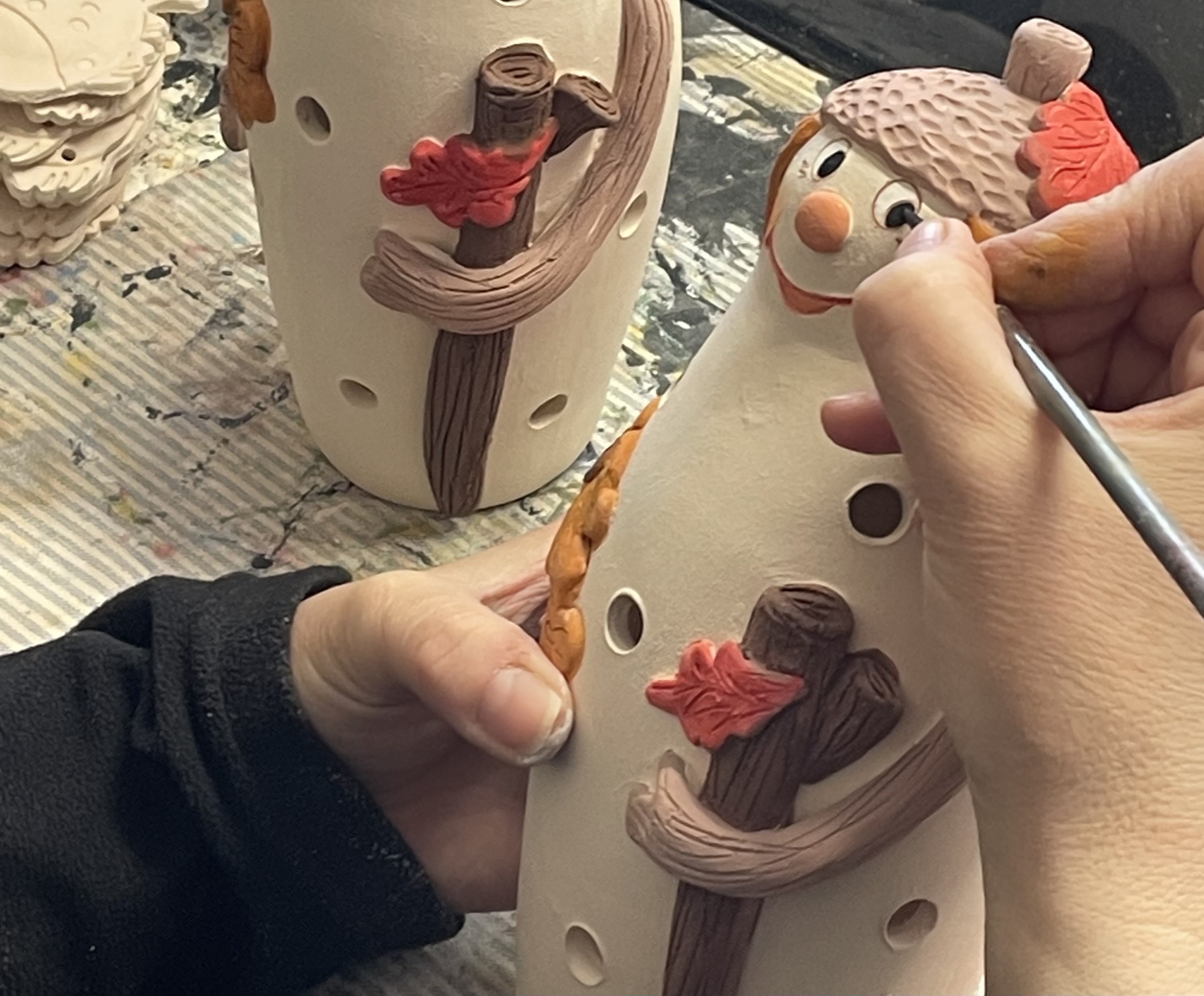 Žádná pásová výroba, ale ruce našich keramiků z Votic. Každý skřítek Dubinka vzniká z hroudy hlíny, prochází výpalem a je s láskou ručně malován. Získejte originál, který má duši a podpořte tradiční české řemeslo.