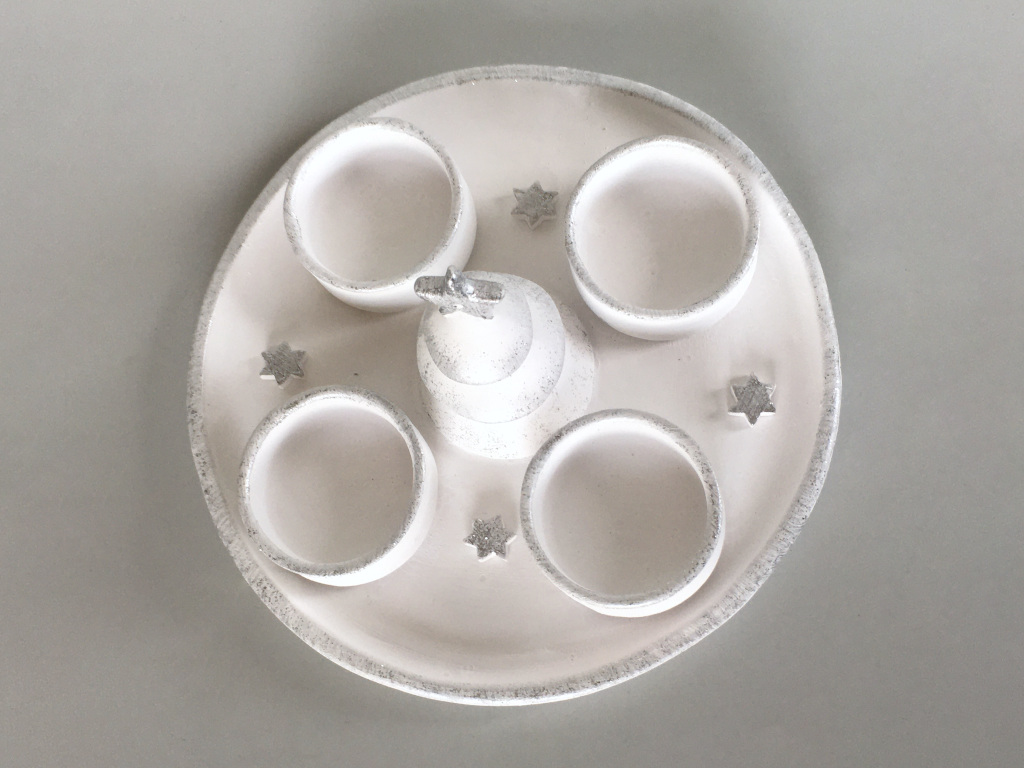 keramicky-adventni-kulaty-svicen-bilo-stribrny-s-hvezdickami-a-stromeckem-detail