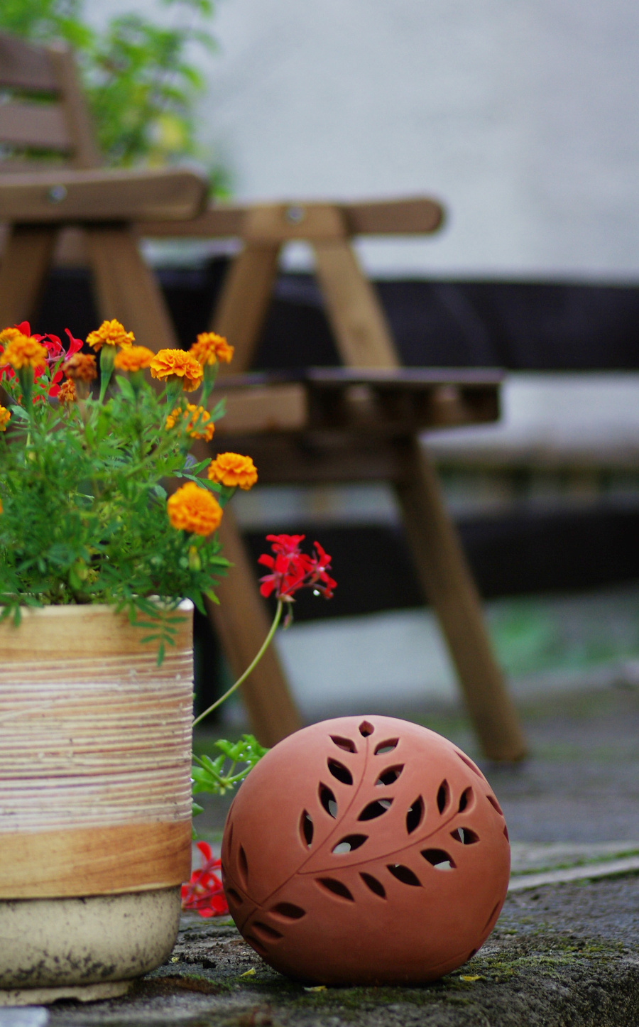 keramicka-koule-velka-cervenice-vyrezavanou-vetvickou-zahradni-dekorace-inspirace-terasa