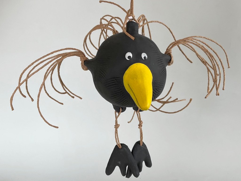 keramicky ptak zavesna dekorace do prostoru cernozluty kos velky3