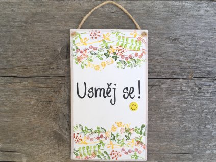 keramicka nastenna dekorace cedulka s napisem na zed vesela kvetovana napis usmej se