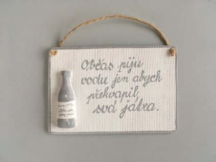 keramicka cedulka dekorace na zed pro milovniky vina s napisem obcas piju vodu