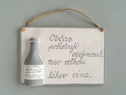 keramicka cedulka dekorace na zed pro milovniky vina s napisem potrebuji obejmout