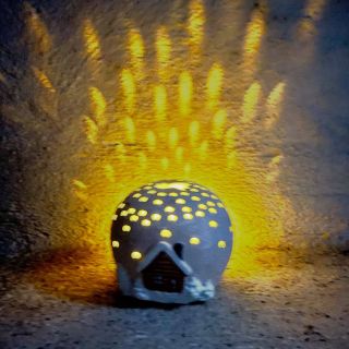 ✨ Přivítej kouzlo zimních večerů s novou dekorací 🔥 — naše „Prořezávaná koule s domečkem – noční obloha s kometou“ od...