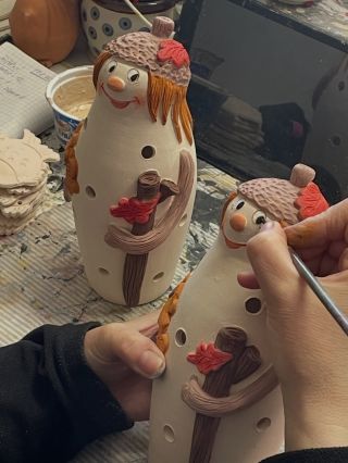 🍂 Skřítek Dubinka právě ožívá pod rukama malířky… Každý tah štětce mu přidává na výrazu, každý detail vypráví kousek...