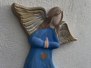 Někdy stačí jeden malý symbol, který nám připomene, že domov je místem klidu, lásky a hojnosti. ✨ Keramický Anděl hojnosti...