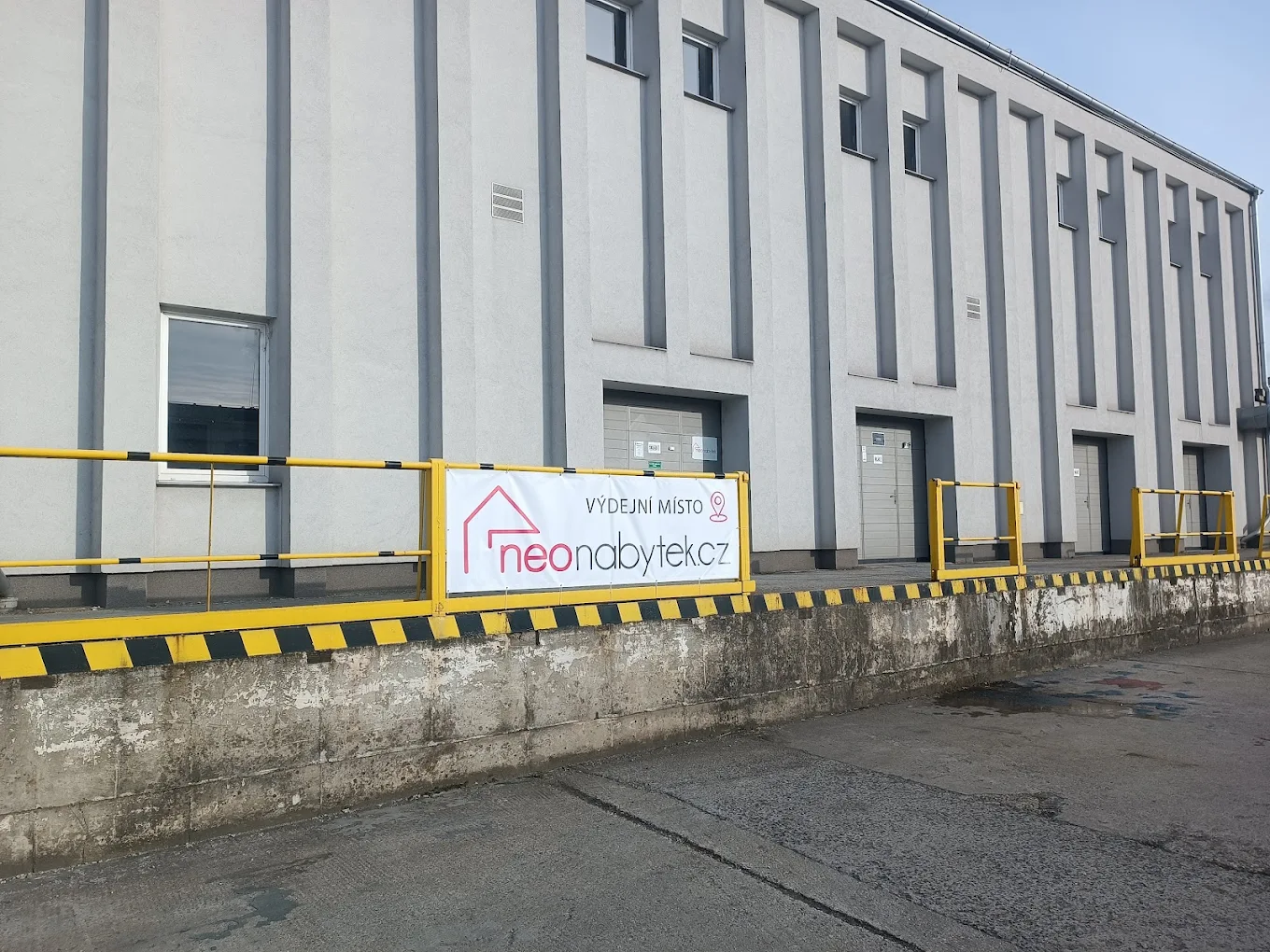 Výdejní sklad NeoNábytek – exteriér