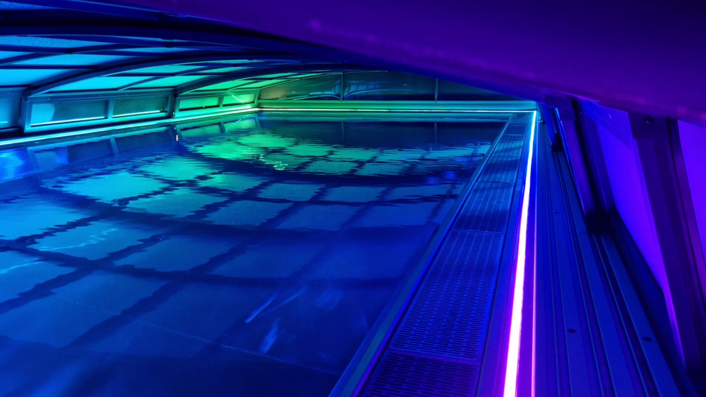 NEONLED pás s SPI riadením a krytím IP68 okolo bazéna