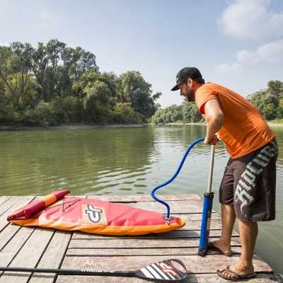 Foukání paddleboardu