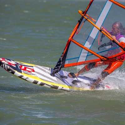 WINDSURFING NA PADDLEBOARDU