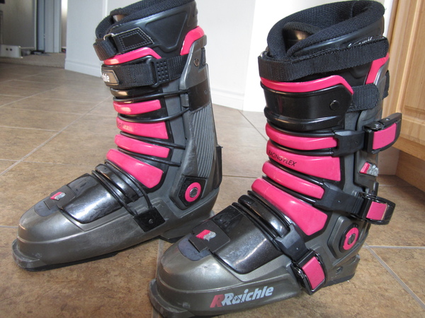 Flexon_Comp_ski_boots,_late_model