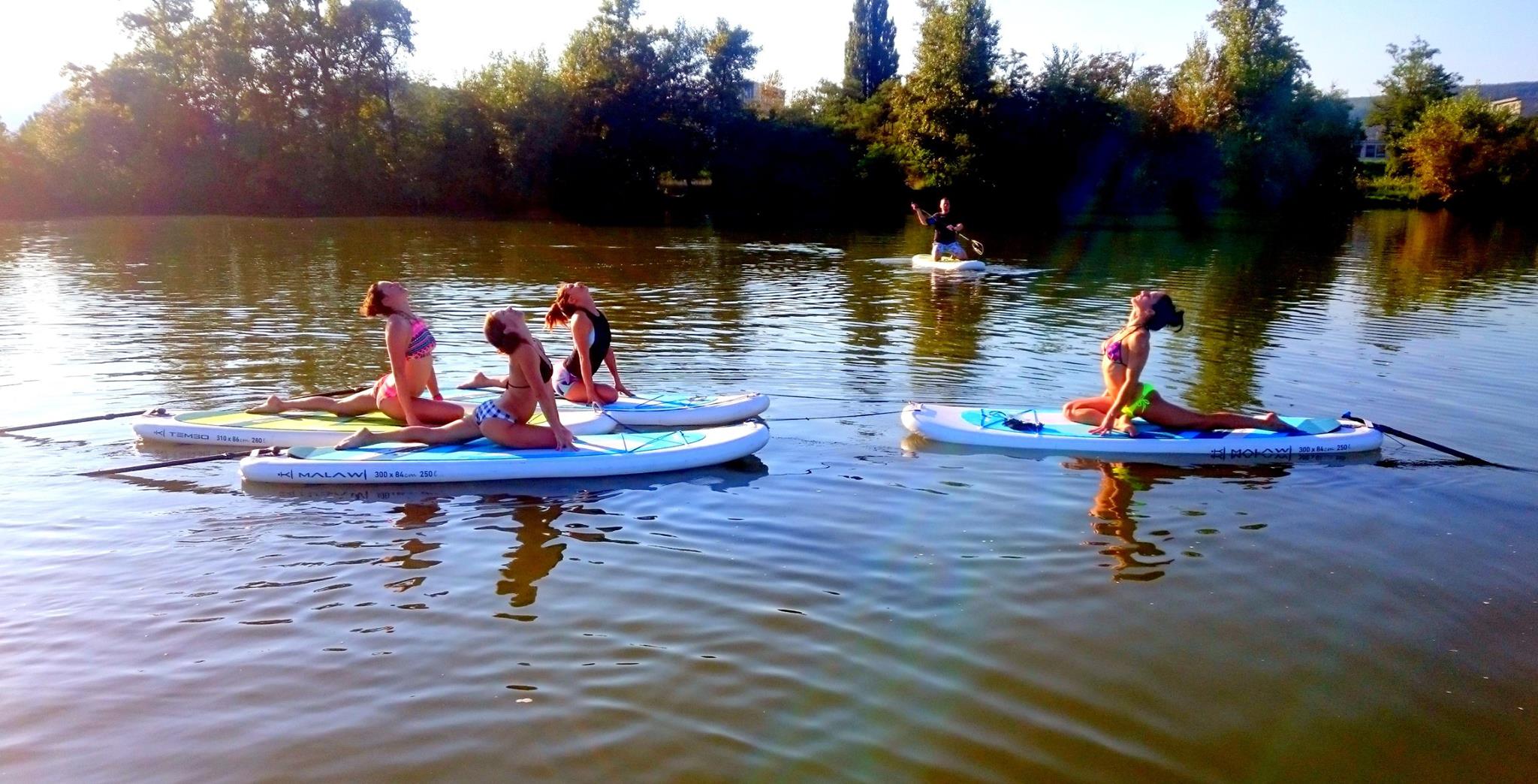 joga-na-paddleboarde-neonmars-1