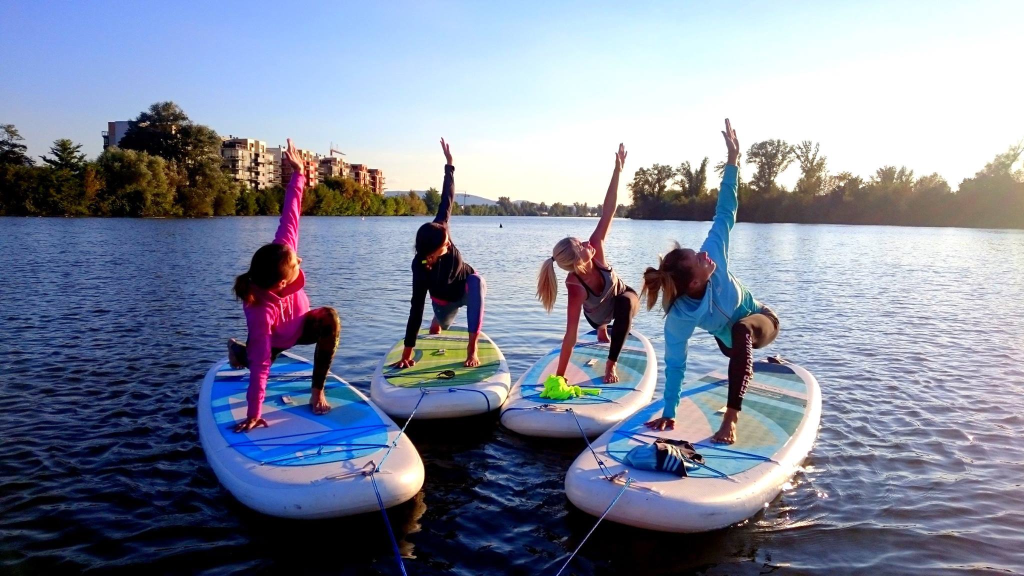 joga-na-paddleboarde-neonmars-5