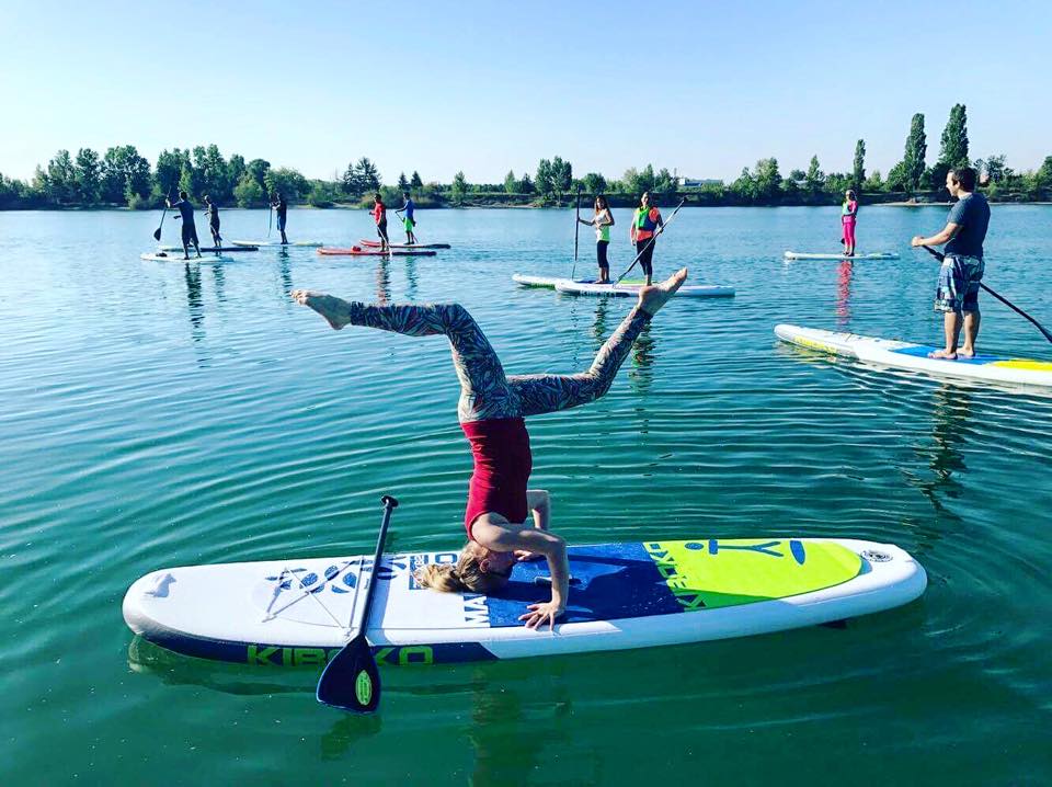 joga-na-paddleboarde-neonmars-stojka